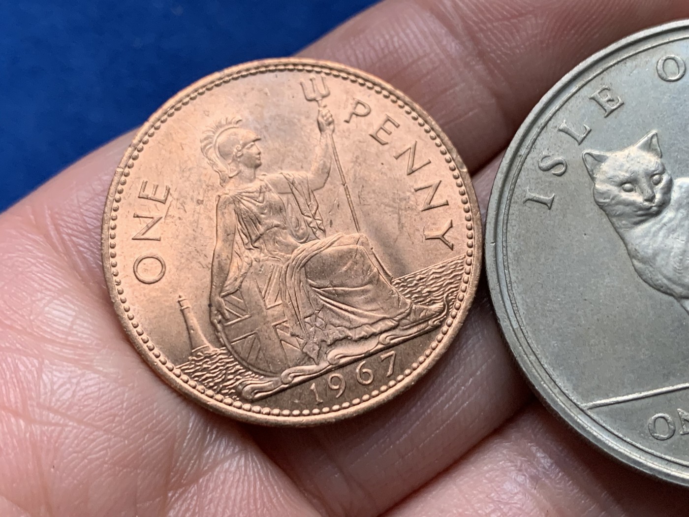 《竞宝斋》第259场-周日，周一 2场连拍 (全场包邮) 两枚一组 马恩岛1970年伊丽莎白二世无尾猫1克朗大币+英国1967年伊丽莎白二世1便士原光铜币