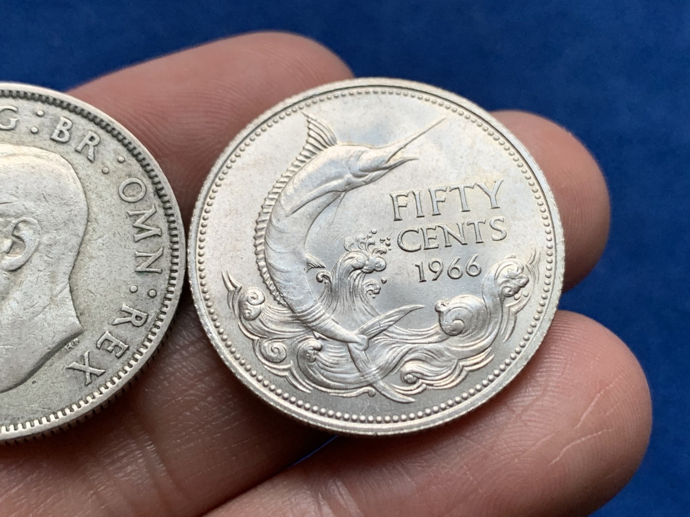 《竞宝斋》第259场-周日，周一 2场连拍 (全场包邮) 两枚一组 巴哈马1966年伊丽莎白二世剑鱼50分银币+英国1941年乔治六世2先令银币