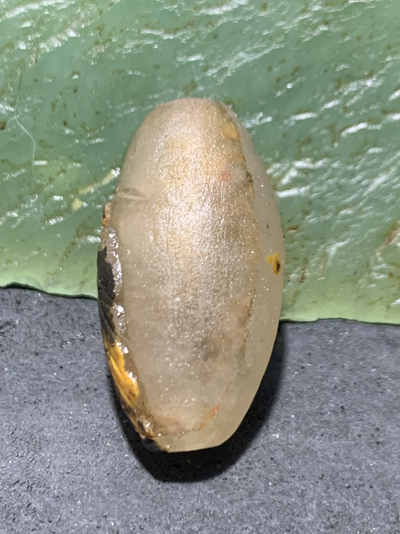 精美冰飘亚光糖心战国红玛瑙巧雕蝴蝶桶珠一个，