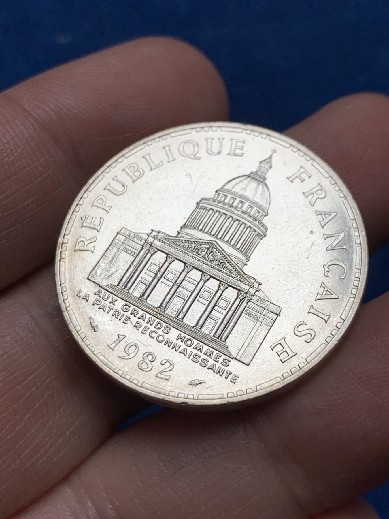 《竞宝斋》第259场-周日，周一 2场连拍 (全场包邮) 法国1982智慧宫100法郎900银银币，品相极佳