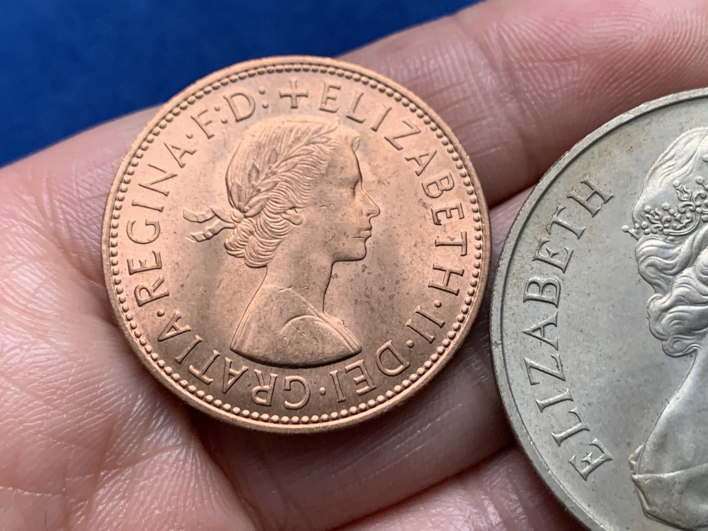 《竞宝斋》第259场-周日，周一 2场连拍 (全场包邮) 两枚一组 马恩岛1970年伊丽莎白二世无尾猫1克朗大币+英国1967年伊丽莎白二世1便士原光铜币