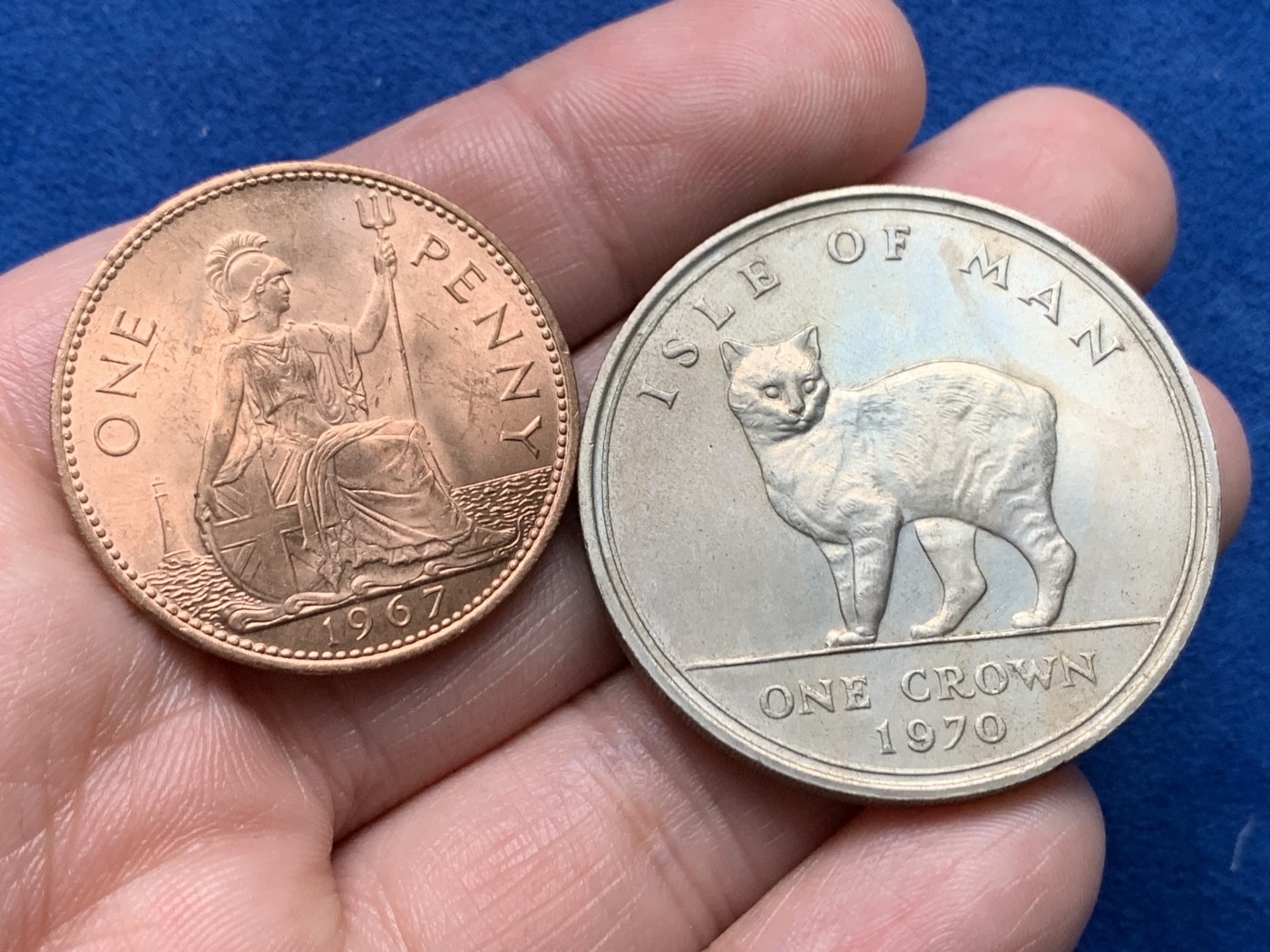《竞宝斋》第259场-周日，周一 2场连拍 (全场包邮) 两枚一组 马恩岛1970年伊丽莎白二世无尾猫1克朗大币+英国1967年伊丽莎白二世1便士原光铜币