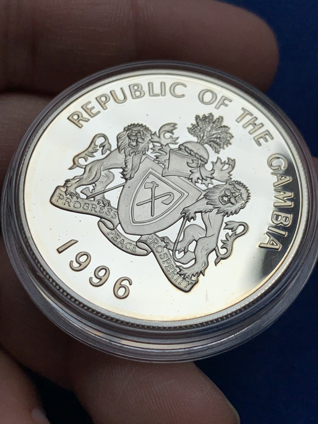 《竞宝斋》第259场-周日，周一 2场连拍 (全场包邮) 冈比亚1996年10达拉西精制大银币 925银 直径38.61mm 重量28.28g