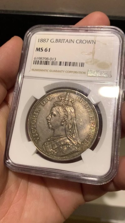 《竞宝斋》第259场-周日，周一 2场连拍 (全场包邮) NGC MS61 英国 1887年 维多利亚女王 高冠马剑 克朗银币 深彩包浆