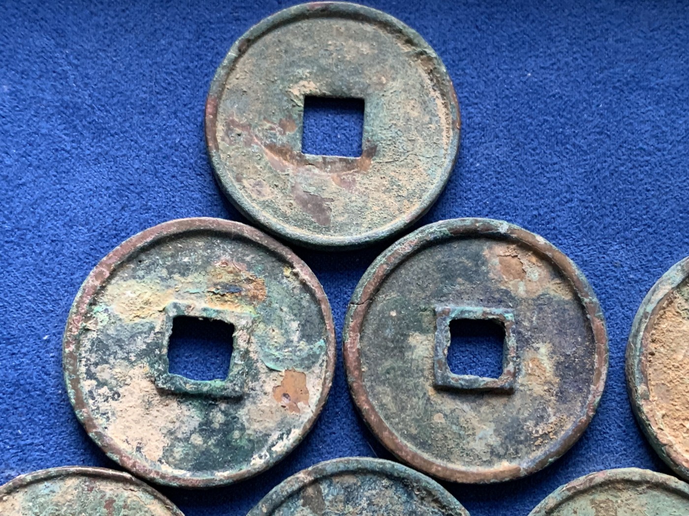 《竞宝斋》第259场-周日，周一 2场连拍 (全场包邮) 14枚一组 崇宁通宝 细节见图 直径普遍在35mm左右 总重量约158.5克