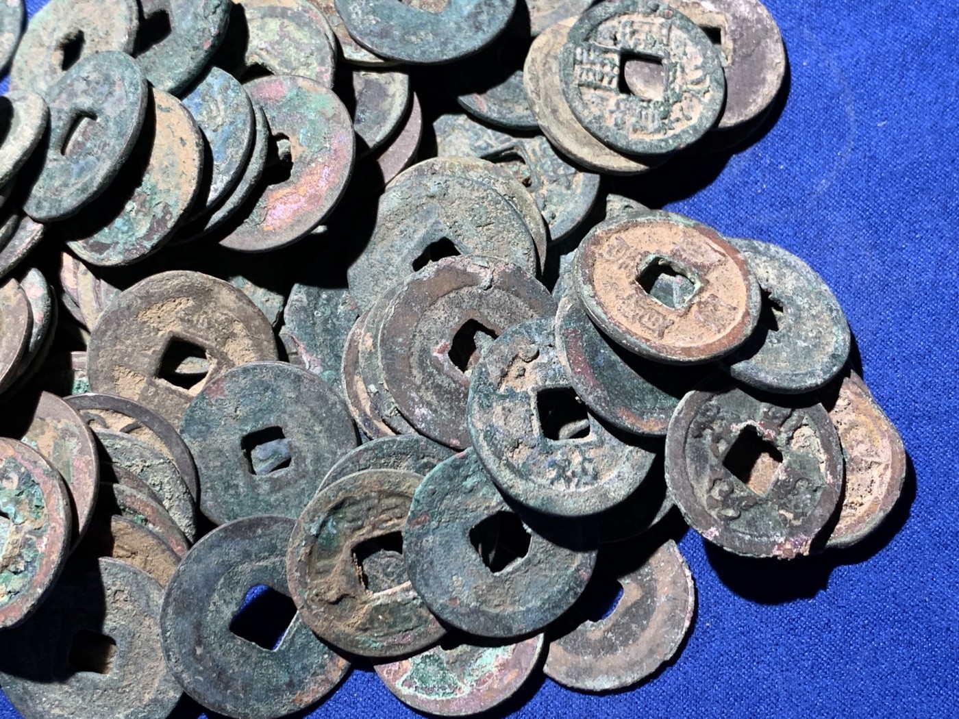 《竞宝斋》第259场-周日，周一 2场连拍 (全场包邮) 南北宋钱一组 约120枚，锈色好，版别多，包含很多开元，政和，新手不懂版别未挑，字口好的也不会清理。漏裂极少，河北邯郸坑口