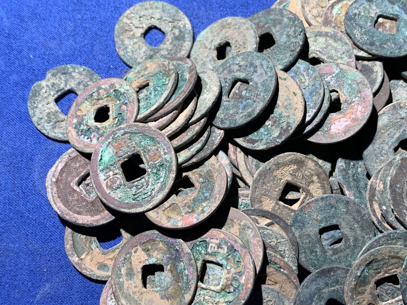 《竞宝斋》第259场-周日，周一 2场连拍 (全场包邮) 南北宋钱一组 约120枚，锈色好，版别多，包含很多开元，政和，新手不懂版别未挑，字口好的也不会清理。漏裂极少，河北邯郸坑口