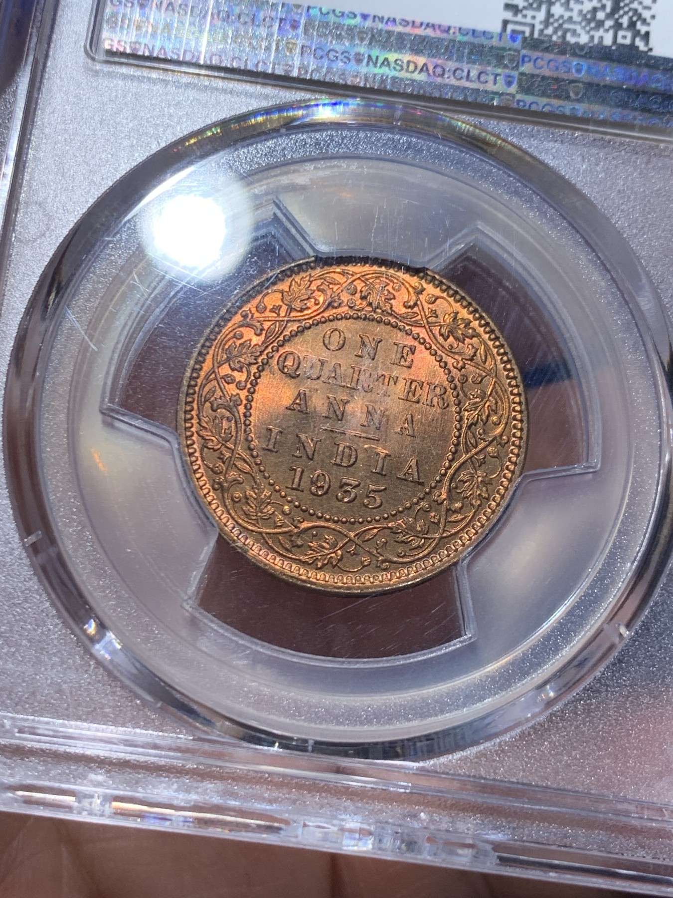 《竞宝斋》第259场-周日，周一 2场连拍 (全场包邮) PCGS MS65RD 英属印度1935年1/4安娜铜币，加尔各达厂，乔治五世印度皇帝版。此版RB多见，出RD的难度极高。炫目红铜光彩，难得近出厂状态！