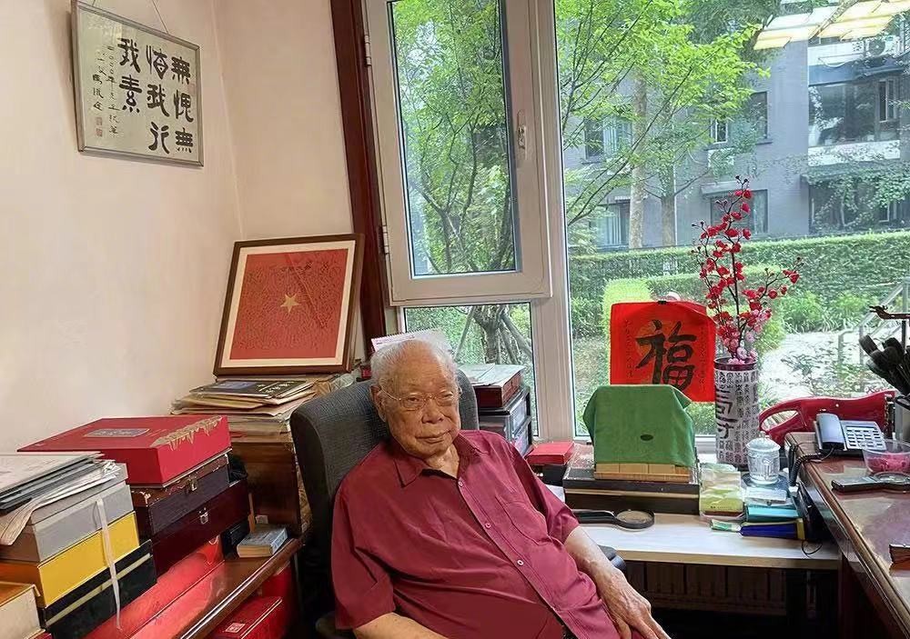 零元拍： 著名革命家、作家、书法家川蜀文学奠基人马识途先生亲签四川文艺出版社01版《夜谭十记》，非常新但非全新，有原藏家藏书章。