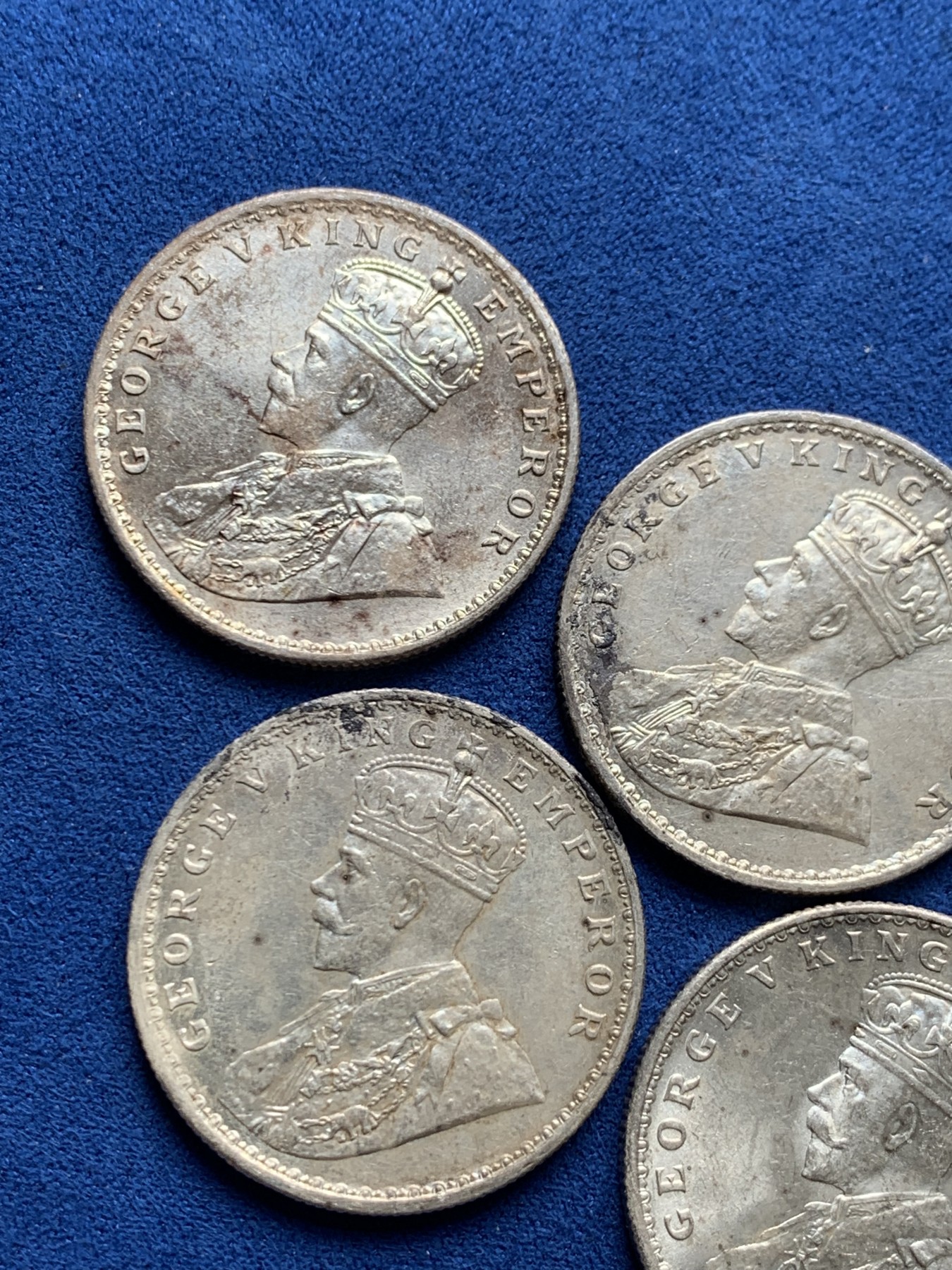 《竞宝斋》第259场-周日，周一 2场连拍 (全场包邮) 4枚一组 乔五1卢比银币 有两枚状态极好会洗的可以玩一玩