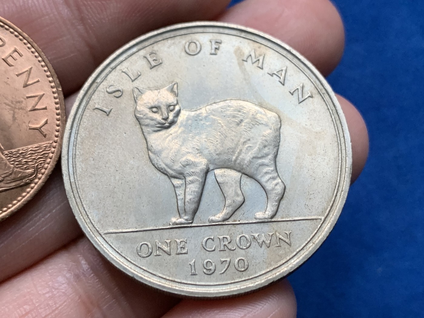 《竞宝斋》第259场-周日，周一 2场连拍 (全场包邮) 两枚一组 马恩岛1970年伊丽莎白二世无尾猫1克朗大币+英国1967年伊丽莎白二世1便士原光铜币