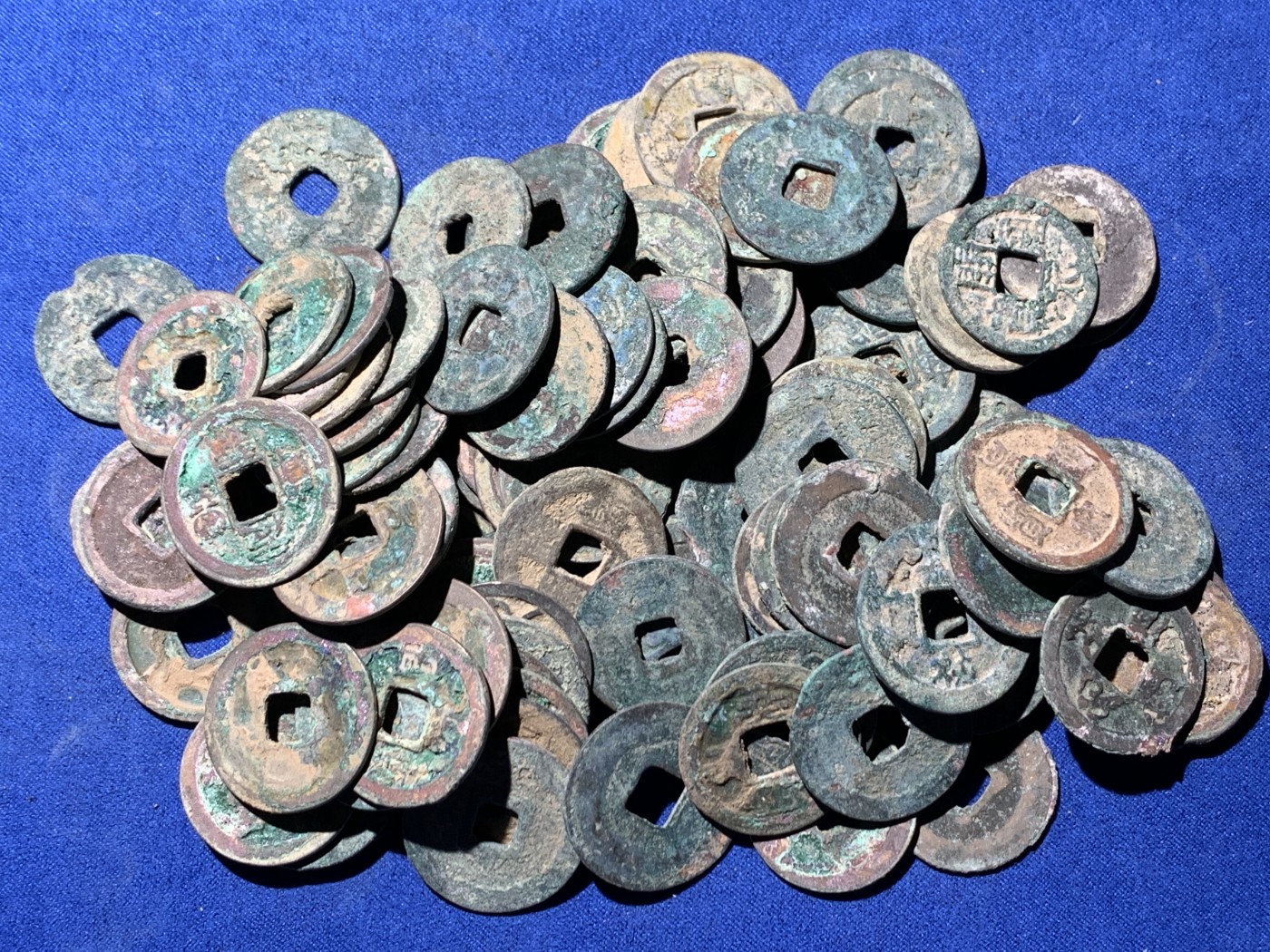 《竞宝斋》第259场-周日，周一 2场连拍 (全场包邮) 南北宋钱一组 约120枚，锈色好，版别多，包含很多开元，政和，新手不懂版别未挑，字口好的也不会清理。漏裂极少，河北邯郸坑口