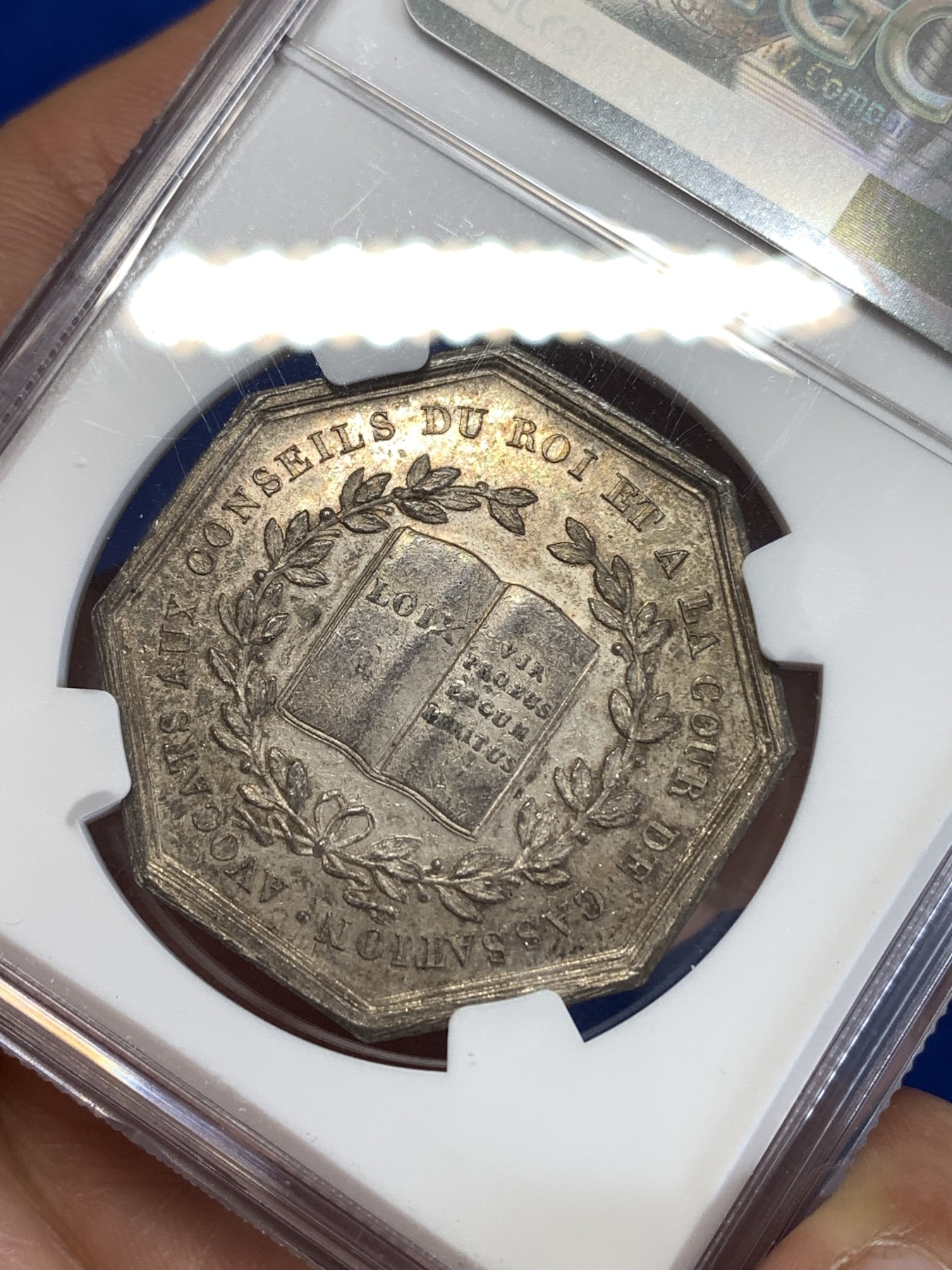 《竞宝斋》第259场-周日，周一 2场连拍 (全场包邮) NGC MS61 法国路易十八皇家理事会八角代币 非常好的包浆和状态