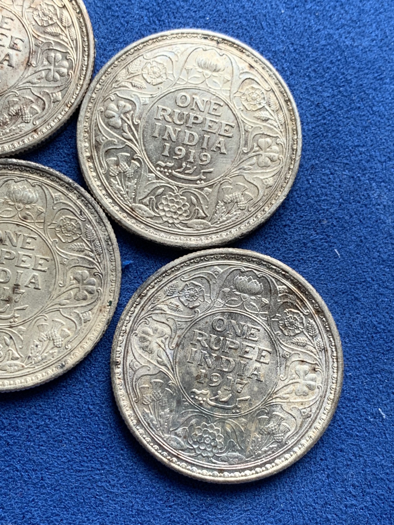 《竞宝斋》第259场-周日，周一 2场连拍 (全场包邮) 4枚一组 乔五1卢比银币 有两枚状态极好会洗的可以玩一玩