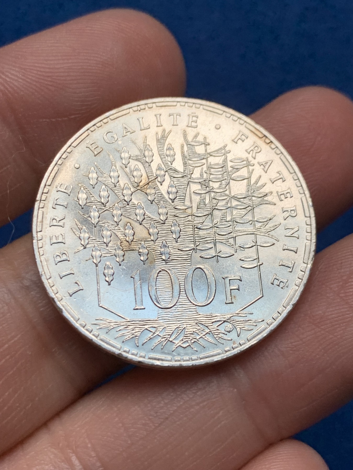 《竞宝斋》第259场-周日，周一 2场连拍 (全场包邮) 法国1982智慧宫100法郎900银银币，品相极佳