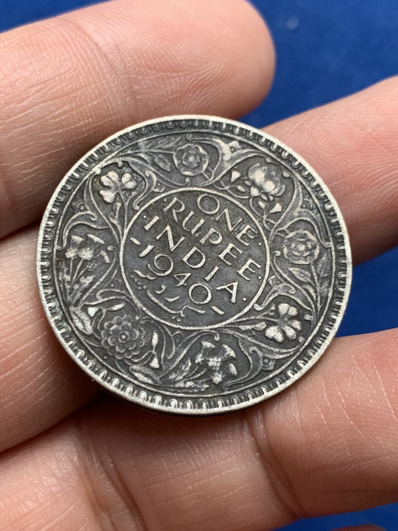 《竞宝斋》第259场-周日，周一 2场连拍 (全场包邮) 英属印度1940年乔治六世1卢比银币，黑色包浆，背面很漂亮