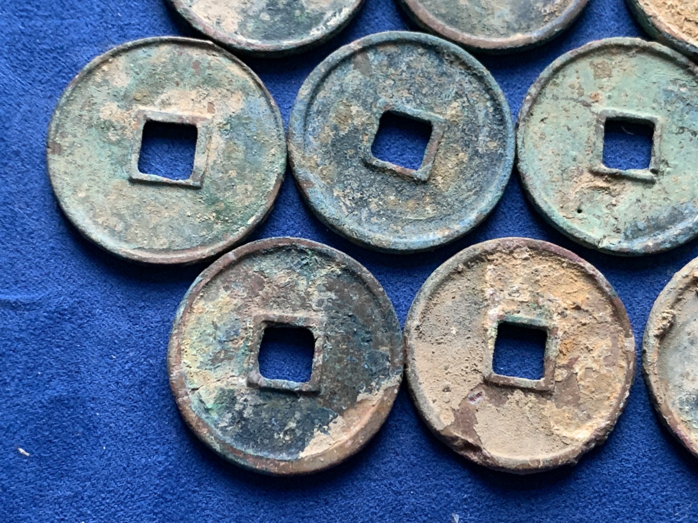 《竞宝斋》第259场-周日，周一 2场连拍 (全场包邮) 14枚一组 崇宁通宝 细节见图 直径普遍在35mm左右 总重量约158.5克