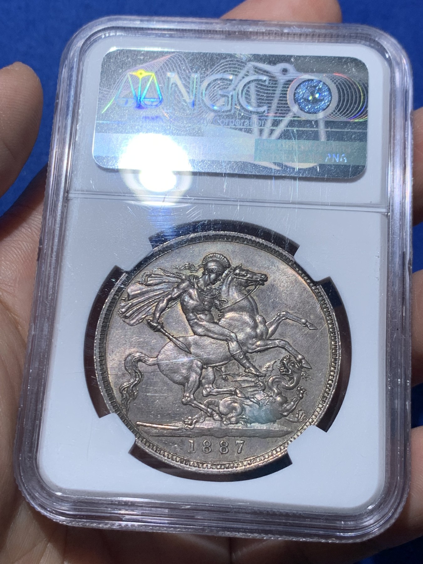 《竞宝斋》第259场-周日，周一 2场连拍 (全场包邮) NGC MS61 英国 1887年 维多利亚女王 高冠马剑 克朗银币 深彩包浆