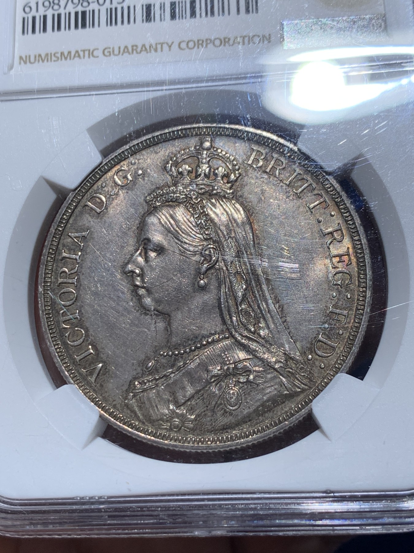 《竞宝斋》第259场-周日，周一 2场连拍 (全场包邮) NGC MS61 英国 1887年 维多利亚女王 高冠马剑 克朗银币 深彩包浆