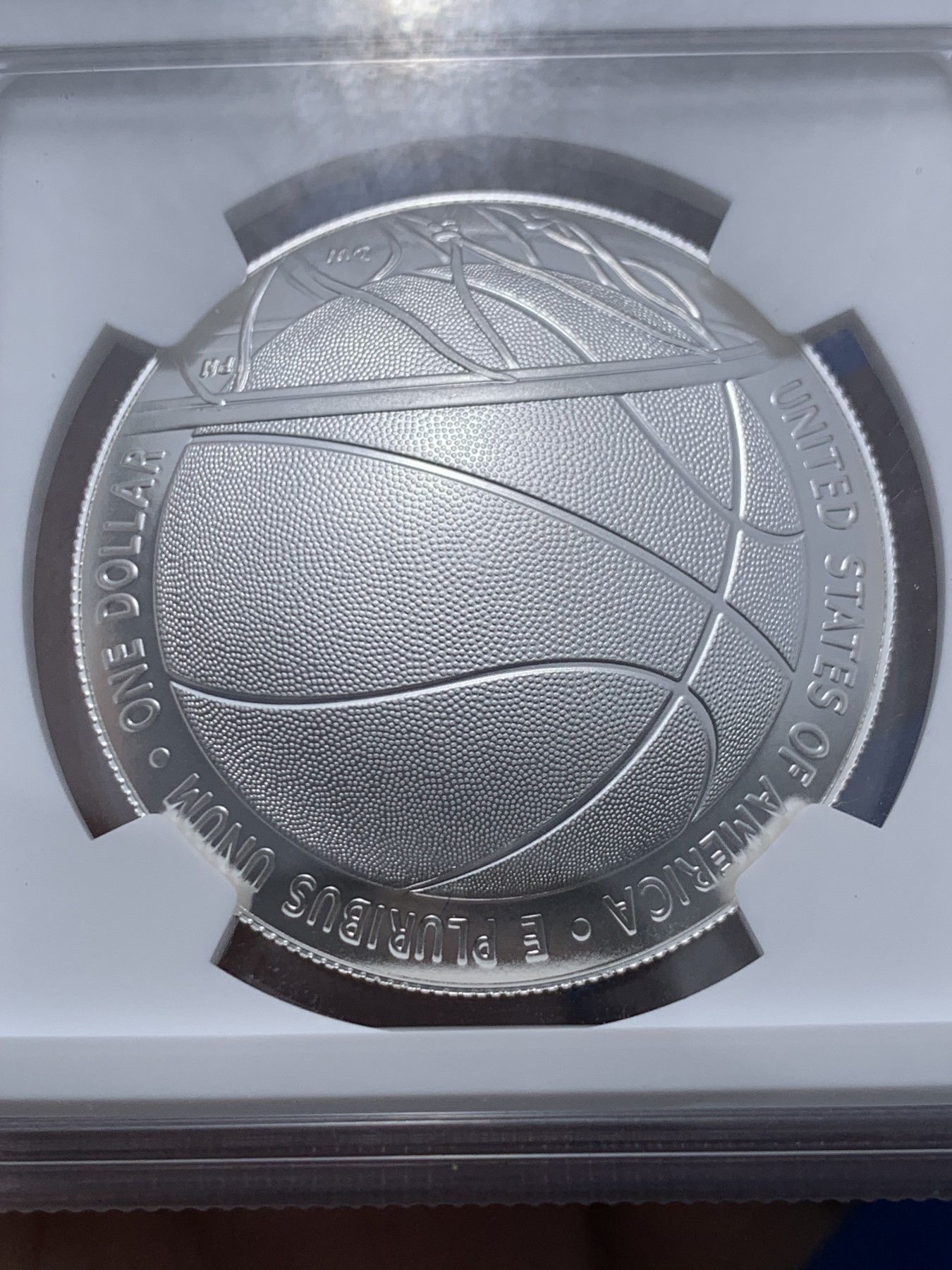 《竞宝斋》第259场-周日，周一 2场连拍 (全场包邮) NGC MS70 美国2020年篮球名人堂1美元纪念银币，999银，特殊凹面设计，加厚盒，难得满分。