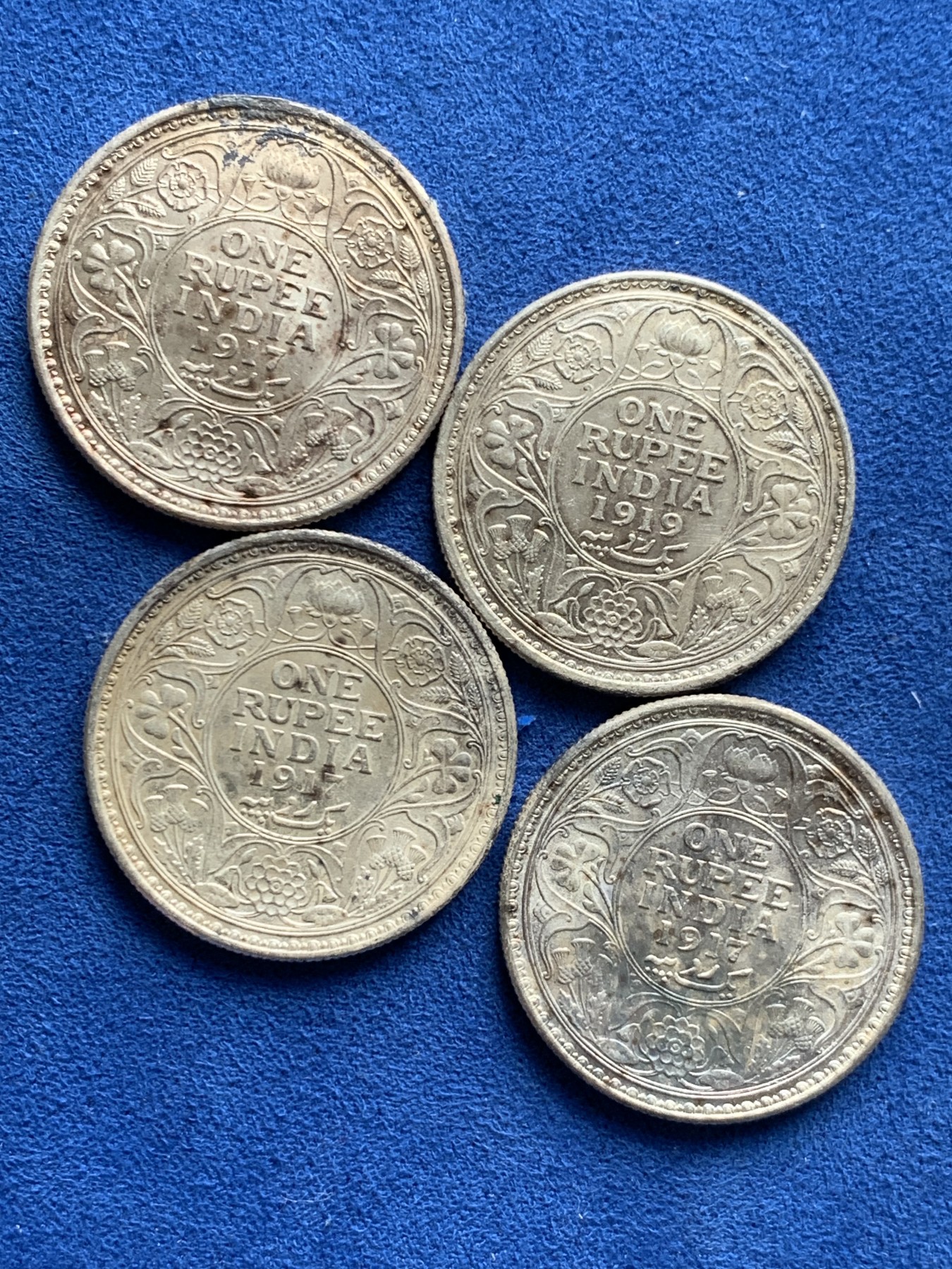 《竞宝斋》第259场-周日，周一 2场连拍 (全场包邮) 4枚一组 乔五1卢比银币 有两枚状态极好会洗的可以玩一玩