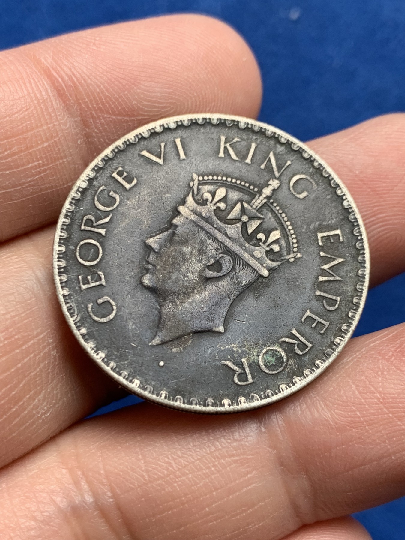 《竞宝斋》第259场-周日，周一 2场连拍 (全场包邮) 英属印度1940年乔治六世1卢比银币，黑色包浆，背面很漂亮