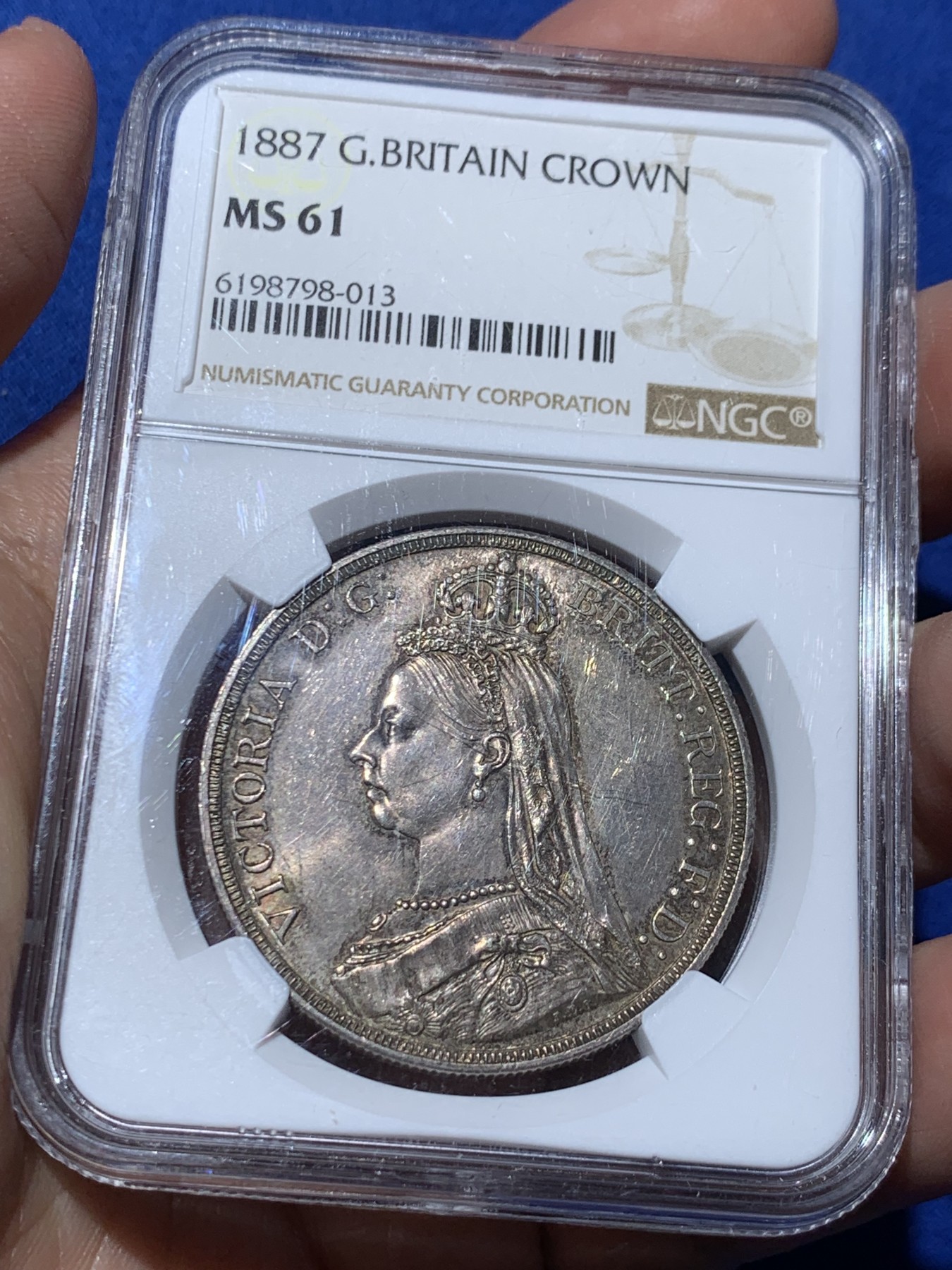 《竞宝斋》第259场-周日，周一 2场连拍 (全场包邮) NGC MS61 英国 1887年 维多利亚女王 高冠马剑 克朗银币 深彩包浆