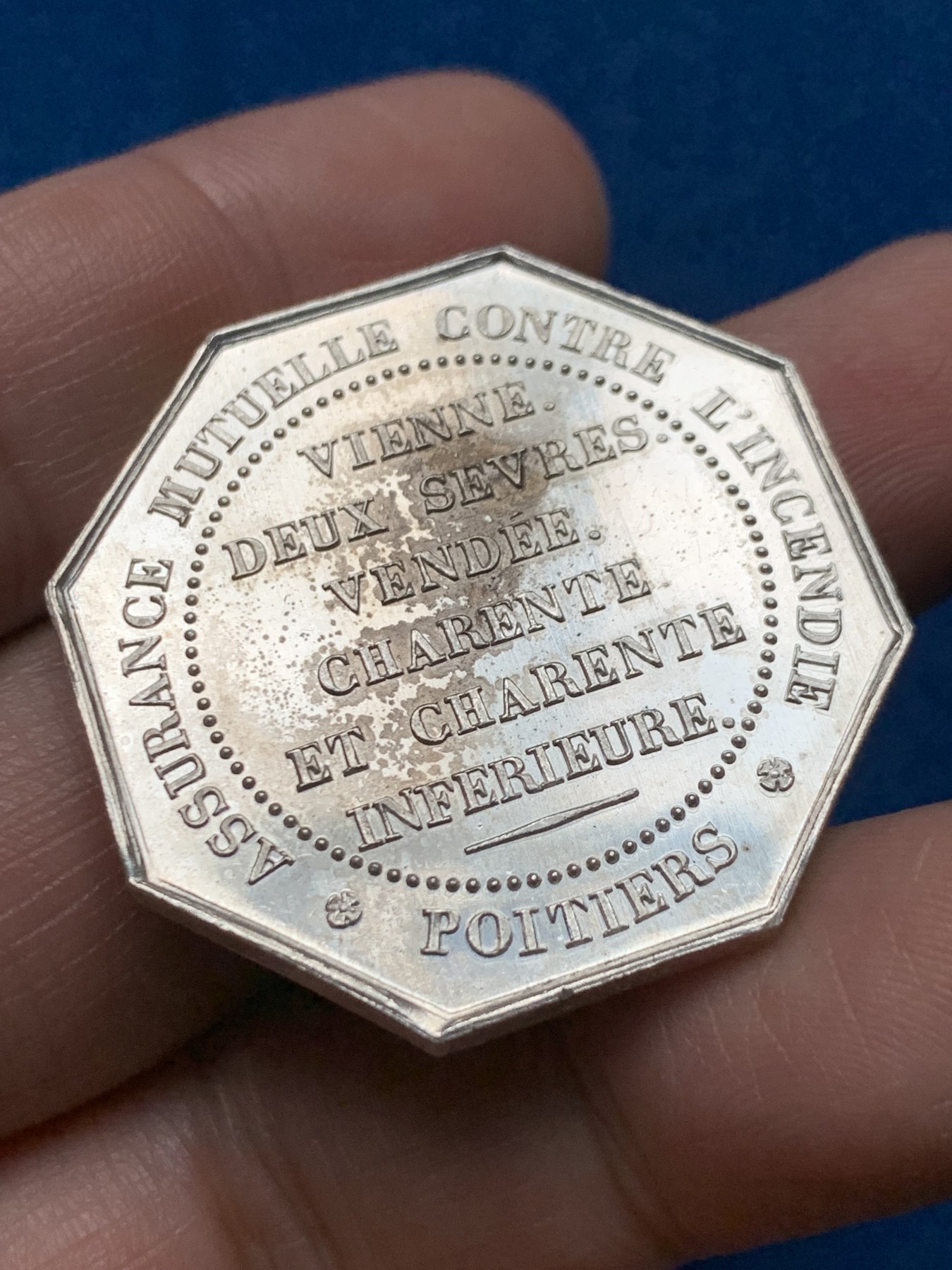 《竞宝斋》第259场-周日，周一 2场连拍 (全场包邮) 法国1860-1879火灾保险八角银质代币 重量19克 蜜蜂边铭银标 UNC好品 霜光饱满的一枚