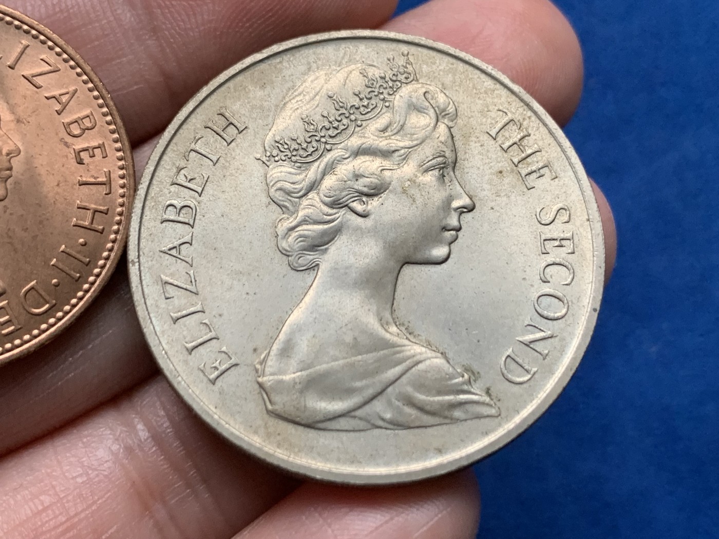 《竞宝斋》第259场-周日，周一 2场连拍 (全场包邮) 两枚一组 马恩岛1970年伊丽莎白二世无尾猫1克朗大币+英国1967年伊丽莎白二世1便士原光铜币