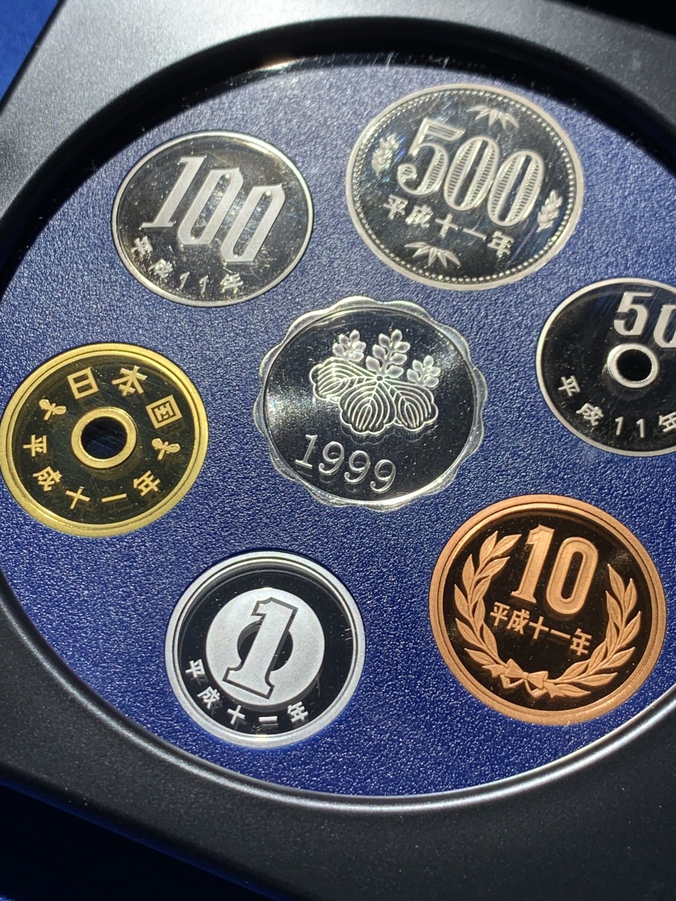 《竞宝斋》第259场-周日，周一 2场连拍 (全场包邮) 日本1999年精制套币，含一枚镀金银章