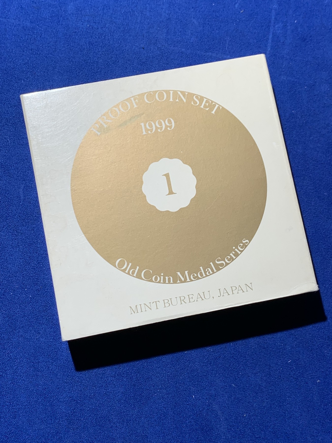 《竞宝斋》第259场-周日，周一 2场连拍 (全场包邮) 日本1999年精制套币，含一枚镀金银章