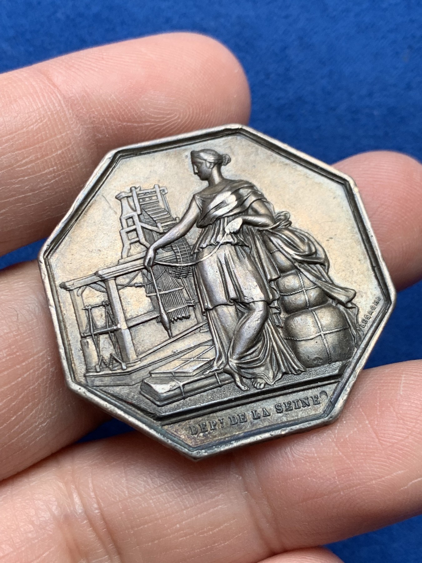 《竞宝斋》第259场-周日，周一 2场连拍 (全场包邮) 法国1845-1860塞纳河工会八角银质代币 18.15g 35.7mm 手指边铭，细节见图