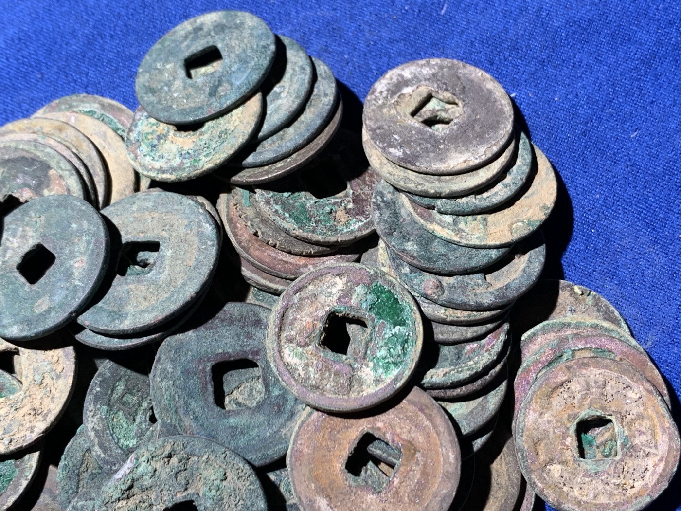 《竞宝斋》第259场-周日，周一 2场连拍 (全场包邮) 南北宋钱一组 约120枚，锈色好，版别多，包含很多开元，政和，新手不懂版别未挑，字口好的也不会清理。漏裂极少，河北邯郸坑口