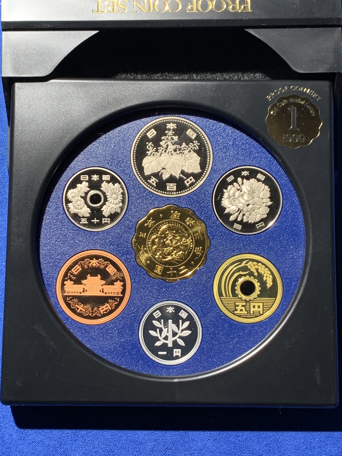 《竞宝斋》第259场-周日，周一 2场连拍 (全场包邮) 日本1999年精制套币，含一枚镀金银章