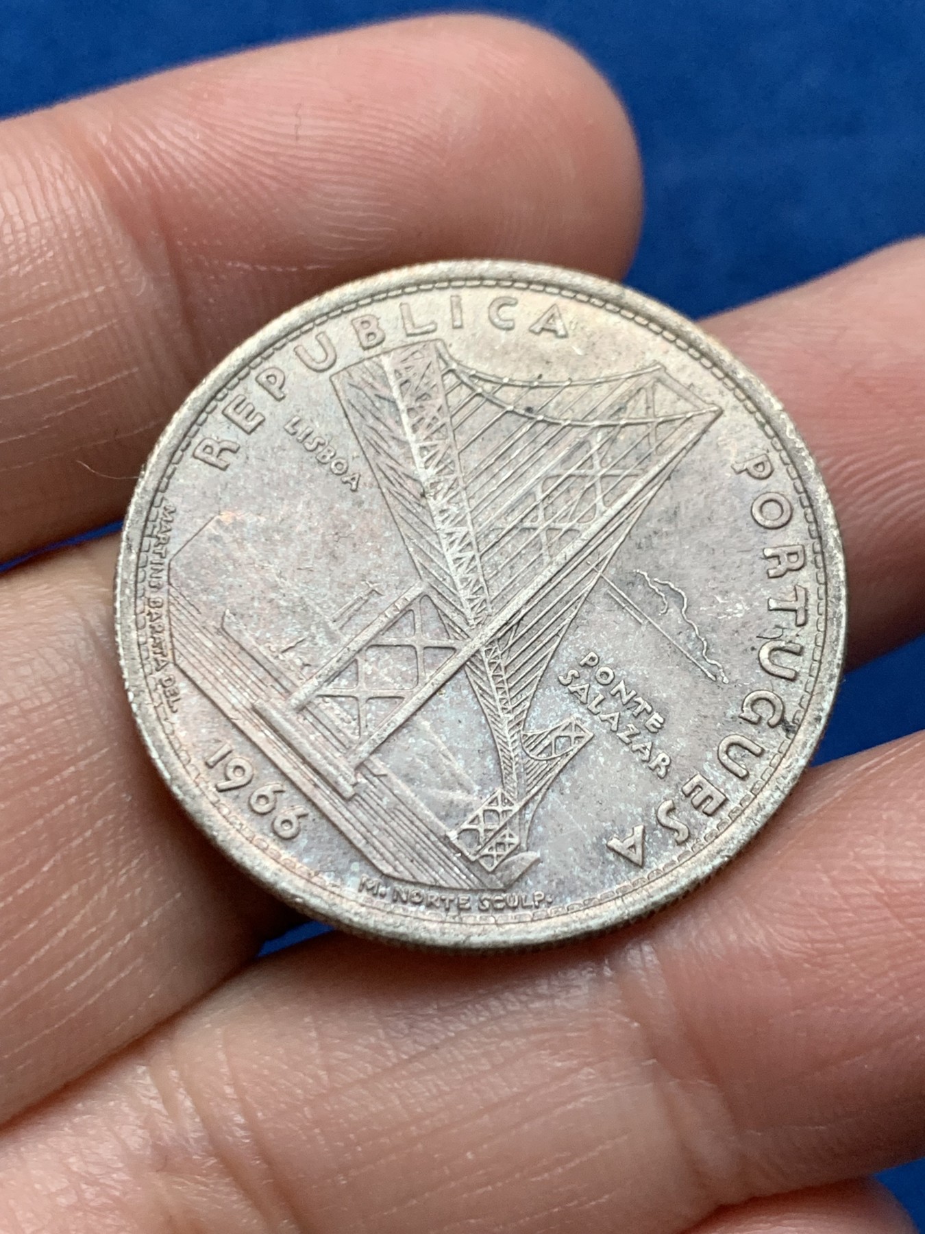 《竞宝斋》第259场-周日，周一 2场连拍 (全场包邮) 葡萄牙1966年萨拉扎大桥通车纪念20埃斯库多银币 10克 650银 大桥原味包浆，背面光亮如新