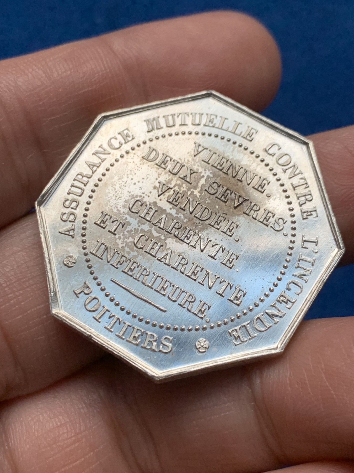 《竞宝斋》第259场-周日，周一 2场连拍 (全场包邮) 法国1860-1879火灾保险八角银质代币 重量19克 蜜蜂边铭银标 UNC好品 霜光饱满的一枚