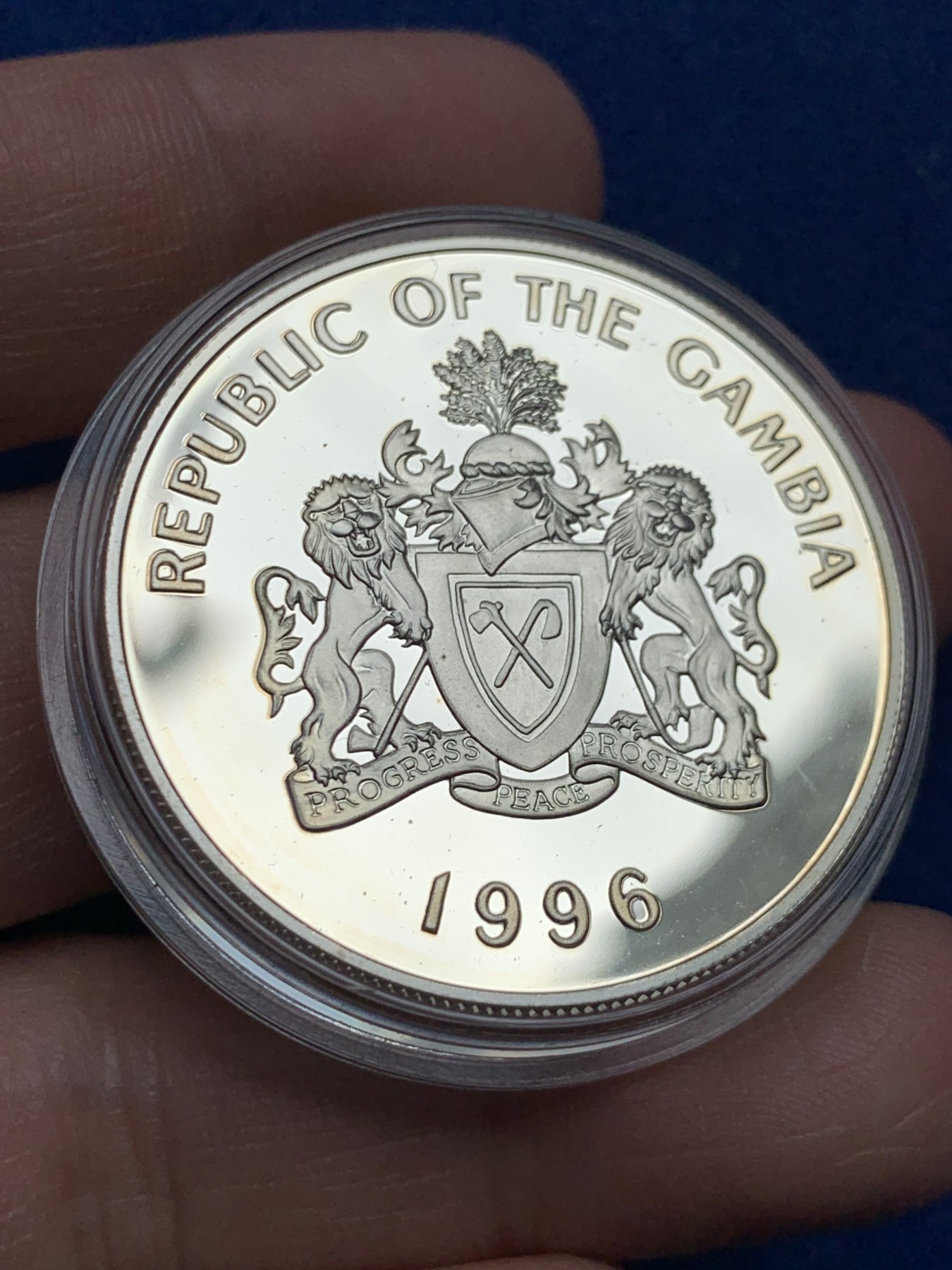 《竞宝斋》第259场-周日，周一 2场连拍 (全场包邮) 冈比亚1996年10达拉西精制大银币 925银 直径38.61mm 重量28.28g