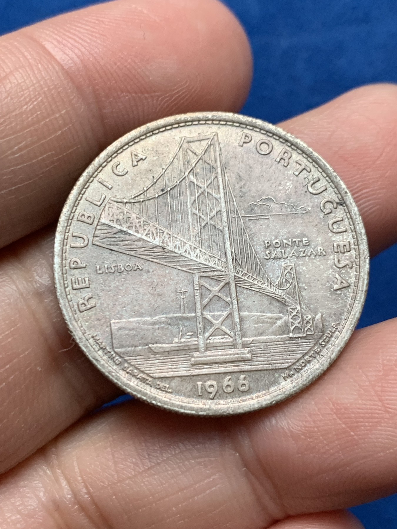 《竞宝斋》第259场-周日，周一 2场连拍 (全场包邮) 葡萄牙1966年萨拉扎大桥通车纪念20埃斯库多银币 10克 650银 大桥原味包浆，背面光亮如新