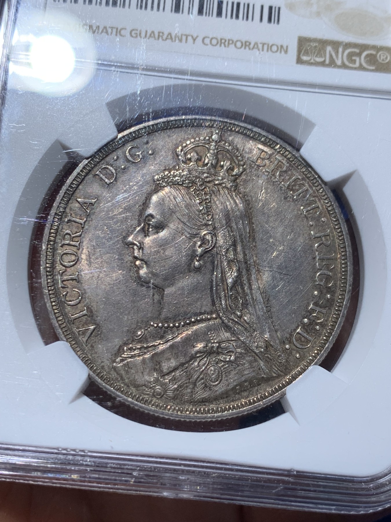 《竞宝斋》第259场-周日，周一 2场连拍 (全场包邮) NGC MS61 英国 1887年 维多利亚女王 高冠马剑 克朗银币 深彩包浆