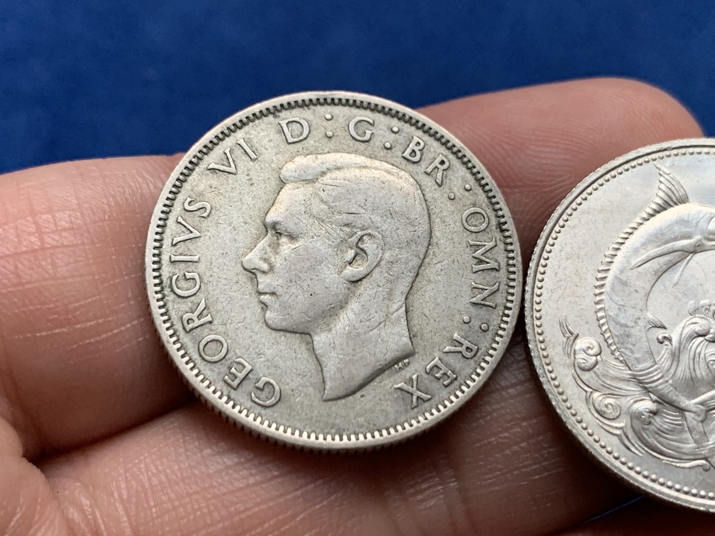 《竞宝斋》第259场-周日，周一 2场连拍 (全场包邮) 两枚一组 巴哈马1966年伊丽莎白二世剑鱼50分银币+英国1941年乔治六世2先令银币