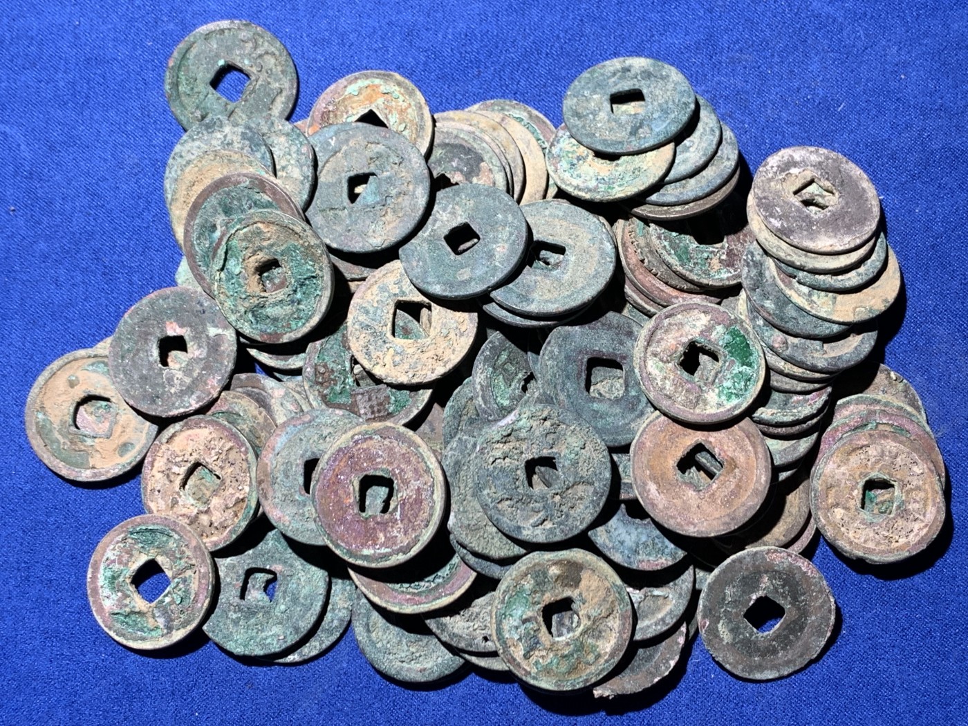 《竞宝斋》第259场-周日，周一 2场连拍 (全场包邮) 南北宋钱一组 约120枚，锈色好，版别多，包含很多开元，政和，新手不懂版别未挑，字口好的也不会清理。漏裂极少，河北邯郸坑口