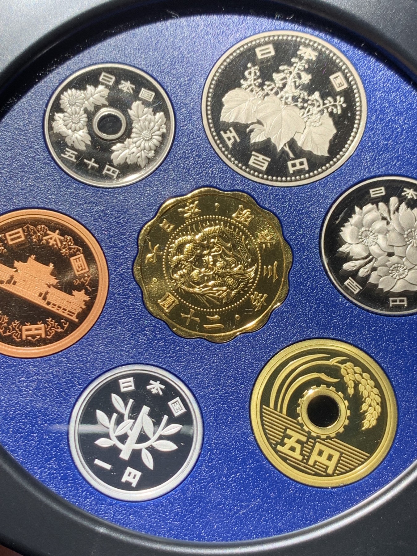 《竞宝斋》第259场-周日，周一 2场连拍 (全场包邮) 日本1999年精制套币，含一枚镀金银章