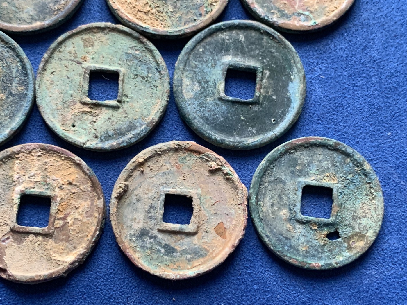 《竞宝斋》第259场-周日，周一 2场连拍 (全场包邮) 14枚一组 崇宁通宝 细节见图 直径普遍在35mm左右 总重量约158.5克