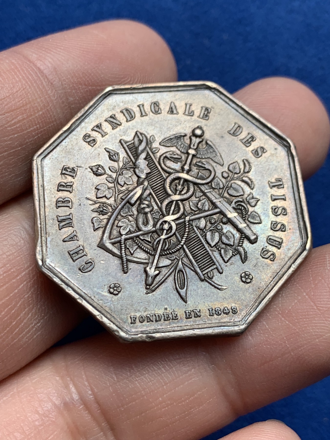 《竞宝斋》第259场-周日，周一 2场连拍 (全场包邮) 法国1845-1860塞纳河工会八角银质代币 18.15g 35.7mm 手指边铭，细节见图