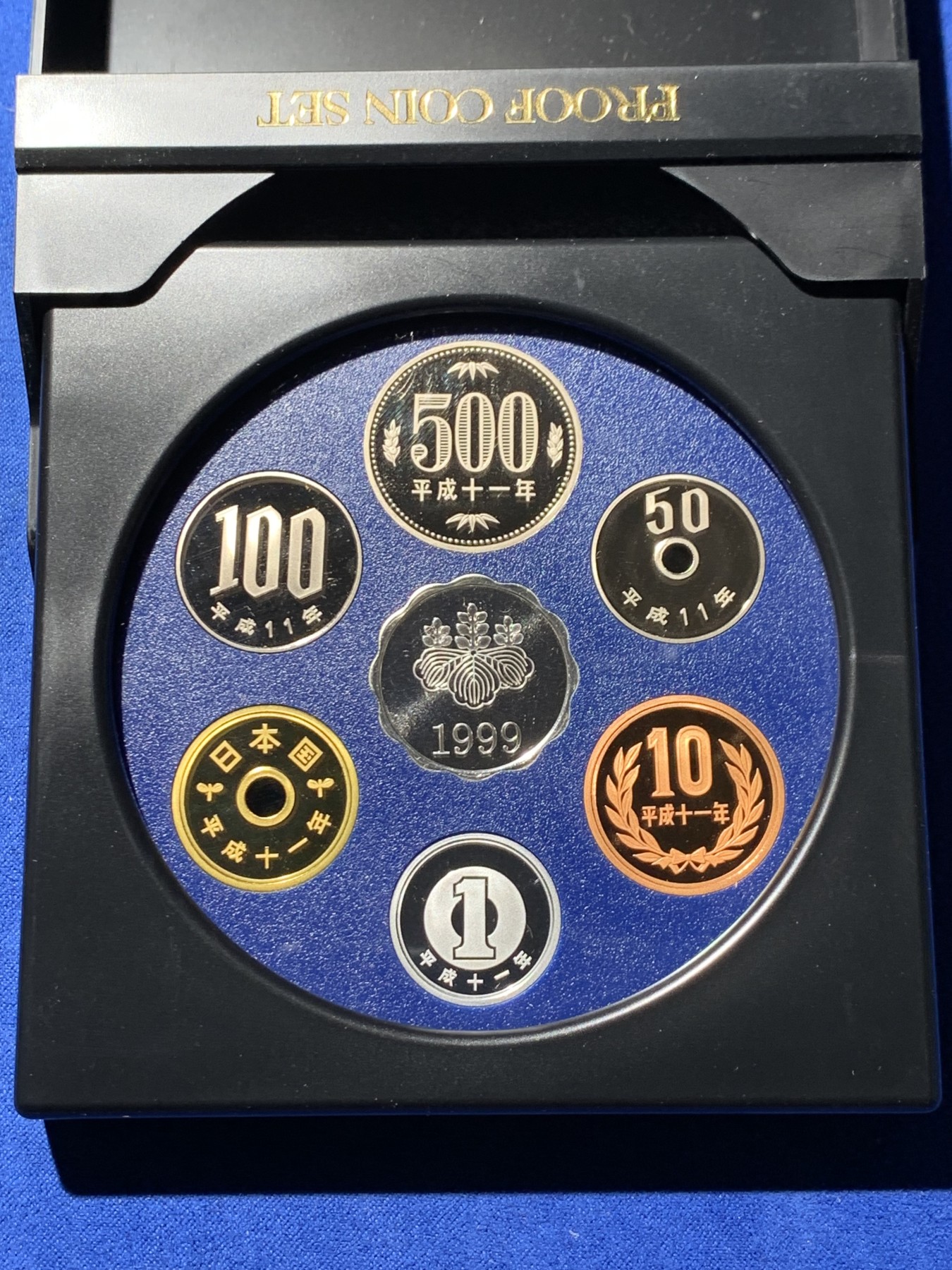 《竞宝斋》第259场-周日，周一 2场连拍 (全场包邮) 日本1999年精制套币，含一枚镀金银章