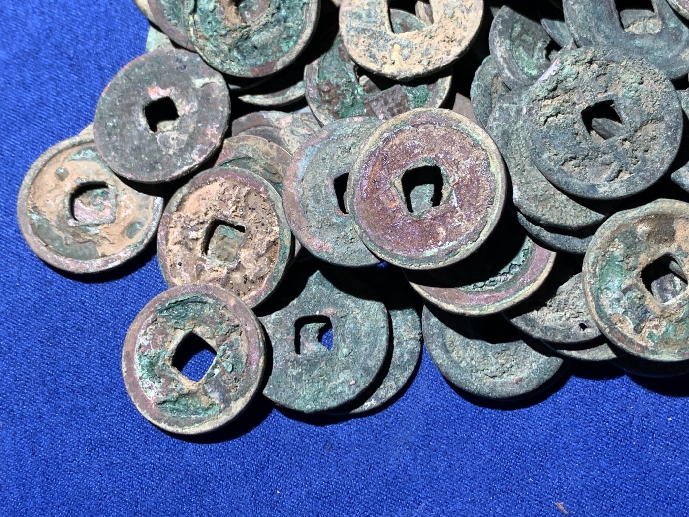 《竞宝斋》第259场-周日，周一 2场连拍 (全场包邮) 南北宋钱一组 约120枚，锈色好，版别多，包含很多开元，政和，新手不懂版别未挑，字口好的也不会清理。漏裂极少，河北邯郸坑口