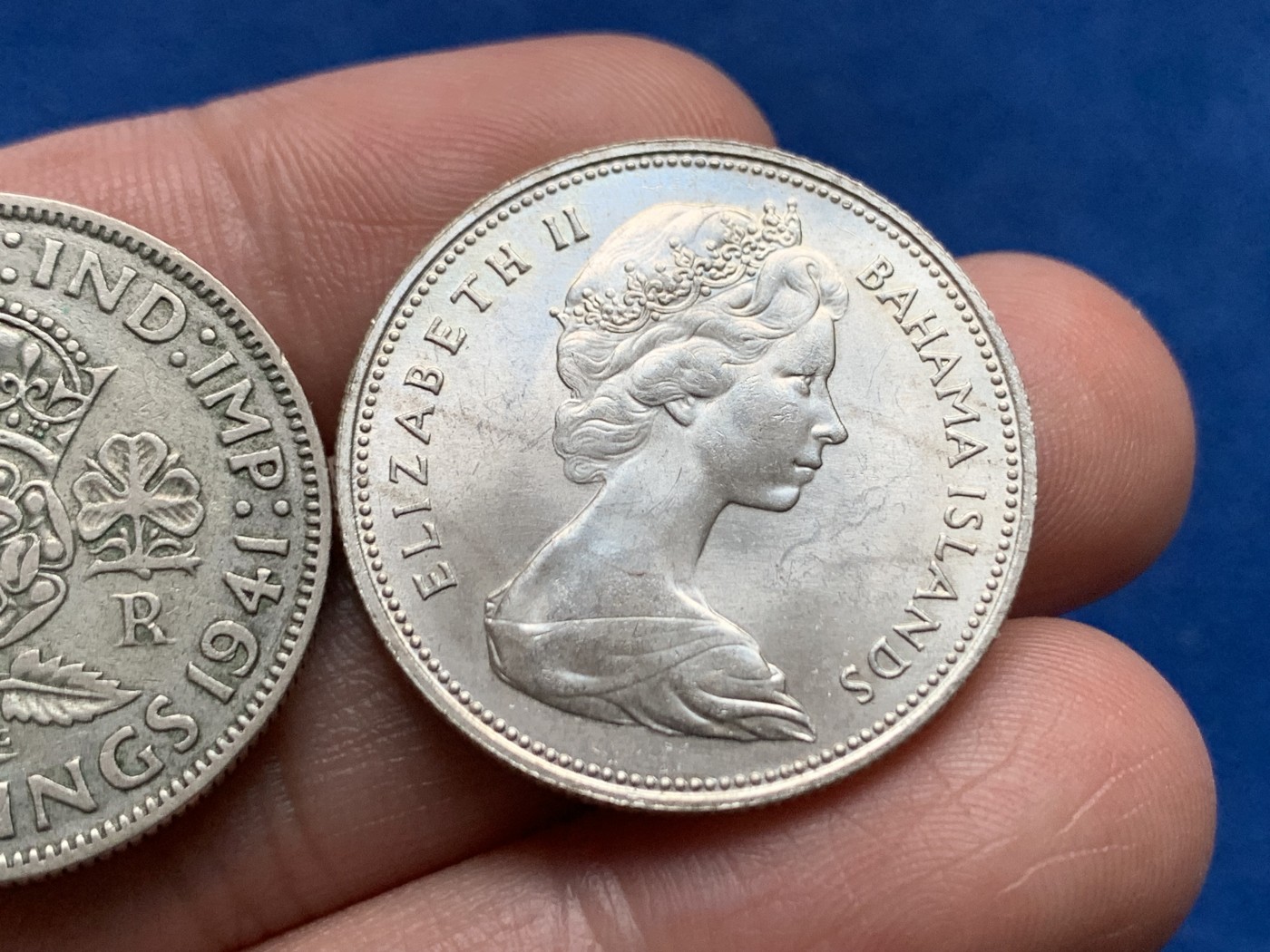 《竞宝斋》第259场-周日，周一 2场连拍 (全场包邮) 两枚一组 巴哈马1966年伊丽莎白二世剑鱼50分银币+英国1941年乔治六世2先令银币