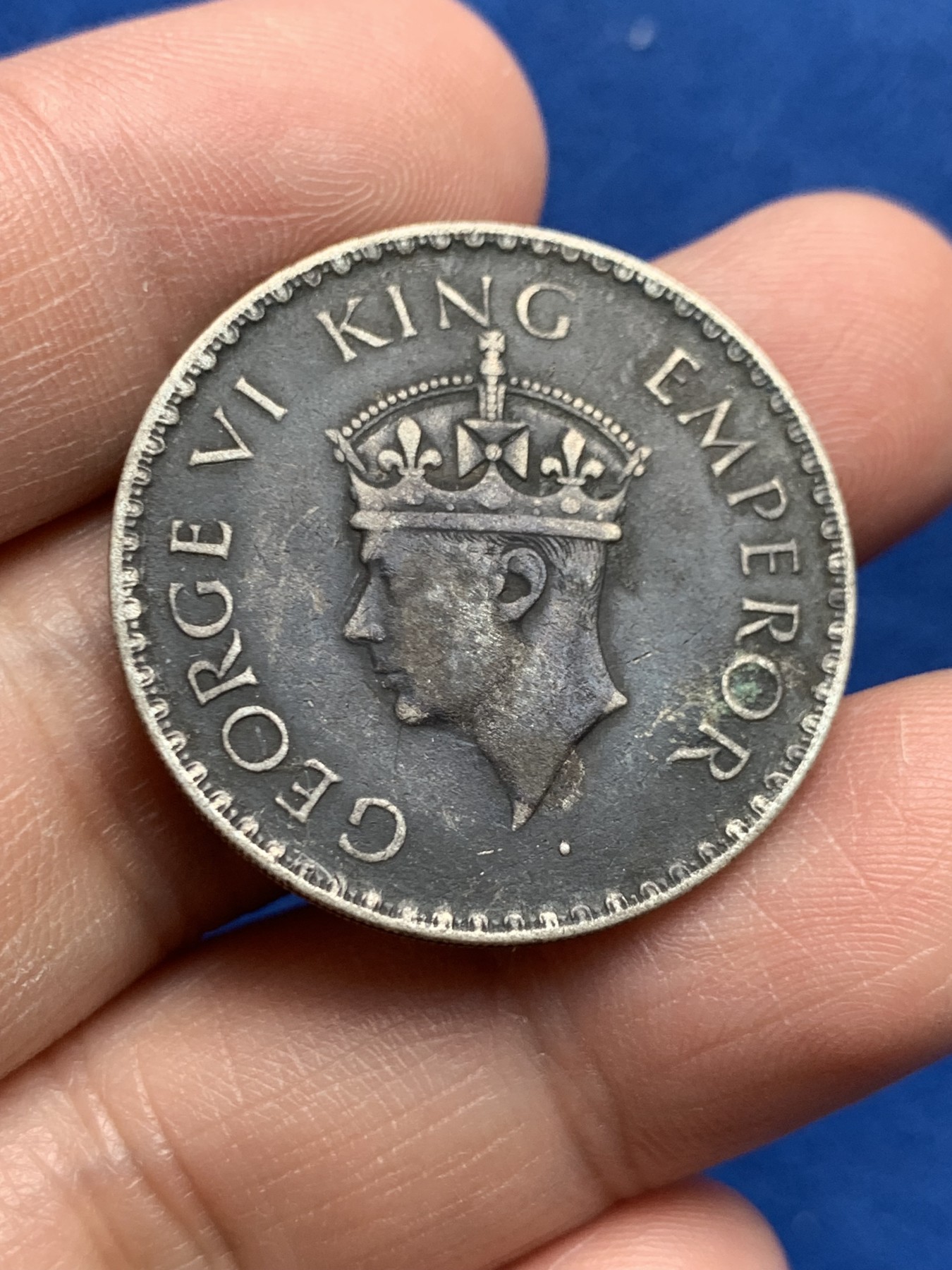 《竞宝斋》第259场-周日，周一 2场连拍 (全场包邮) 英属印度1940年乔治六世1卢比银币，黑色包浆，背面很漂亮