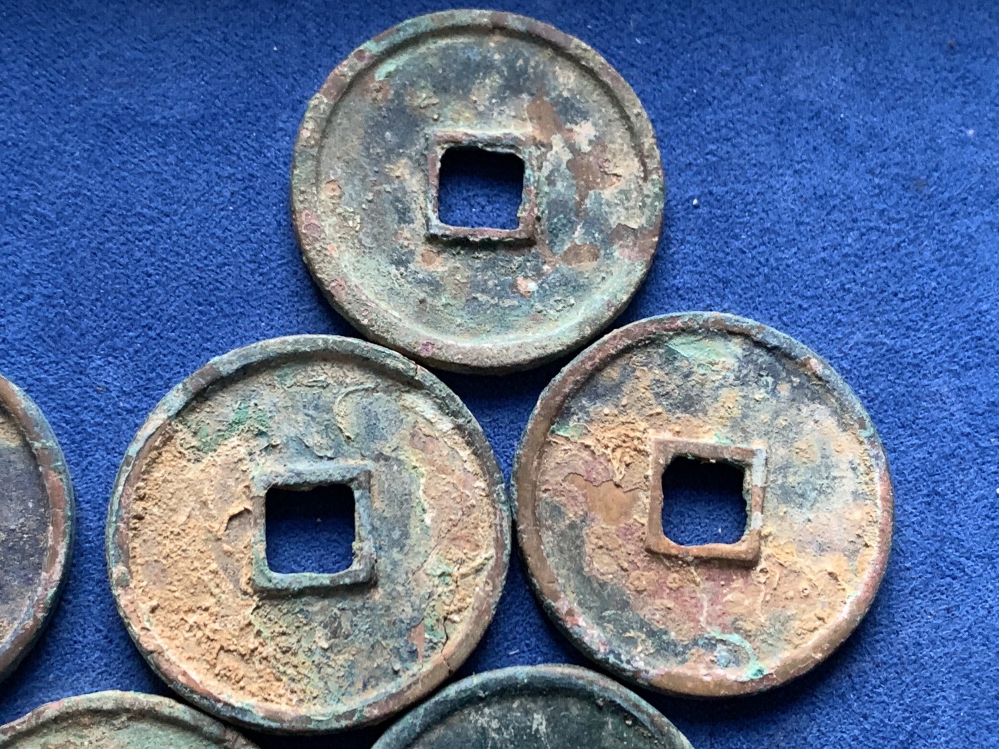 《竞宝斋》第259场-周日，周一 2场连拍 (全场包邮) 14枚一组 崇宁通宝 细节见图 直径普遍在35mm左右 总重量约158.5克