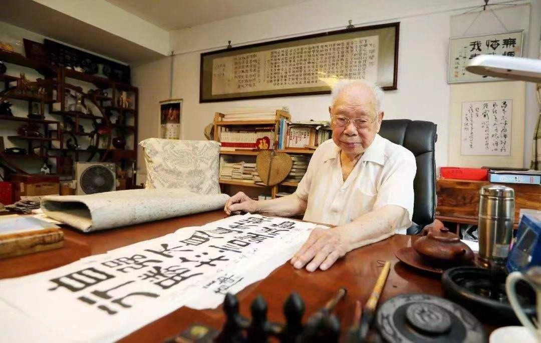 零元拍： 著名革命家、作家、书法家川蜀文学奠基人马识途先生亲签四川文艺出版社01版《夜谭十记》，非常新但非全新，有原藏家藏书章。